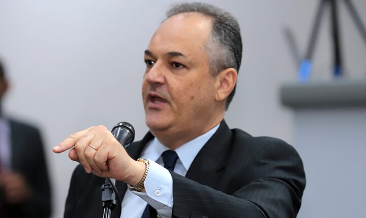 Vereador Prof. André Luis cobra conclusão de obras paradas