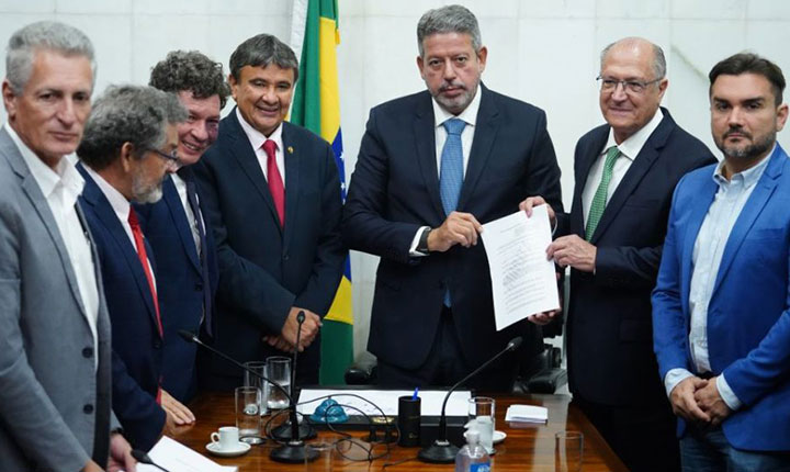 PEC da transição coloca Lula na roda do centrão