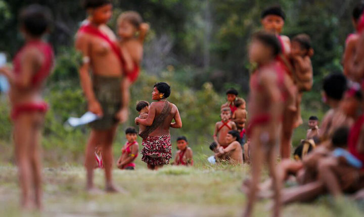 A crise humanitária que assola crianças Yanomamis
