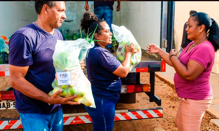 Prefeitura leva cestas de alimentos para mais de 100 famílias em situação de vulnerabilidade na capital