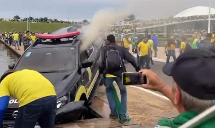 Ao menos dez jornalistas foram agredidos e roubados por terroristas bolsonaristas em Brasília
