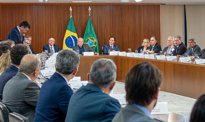Apoiado por governadores e chefes dos Poderes, Lula avisa: “‘Não vamos permitir que a democracia escape das nossas mãos”
