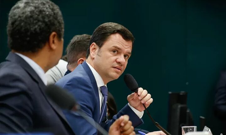 Após invasões, AGU pede prisão de Anderson Torres