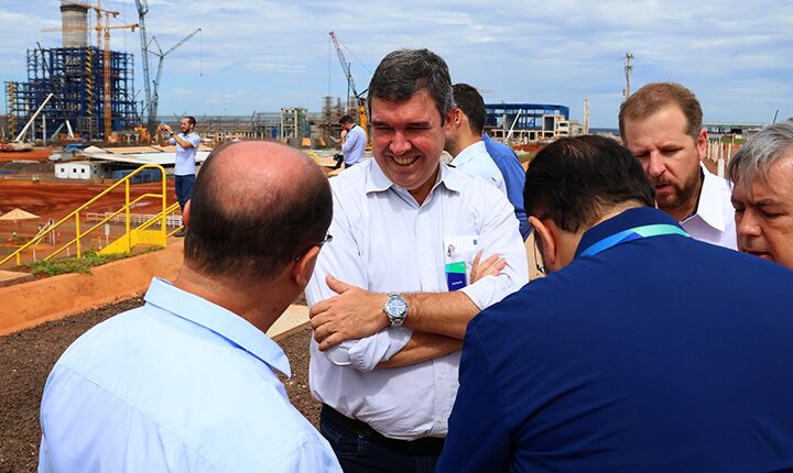 “Nosso futuro será de prosperidade”, afirma Riedel em visita a fábrica da Suzano, em Ribas