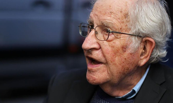 Tentativa de golpe no Brasil foi mais organizada que nos EUA, diz Chomsky