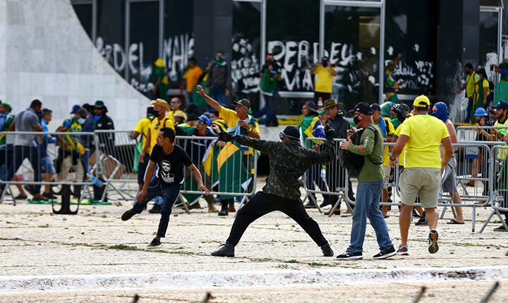 Moraes mantém prisão de 294 acusados por atos antidemocráticos