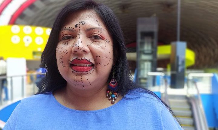 No rosto, grafismo kadiwéu marca conquista de espaço da mulher indígena