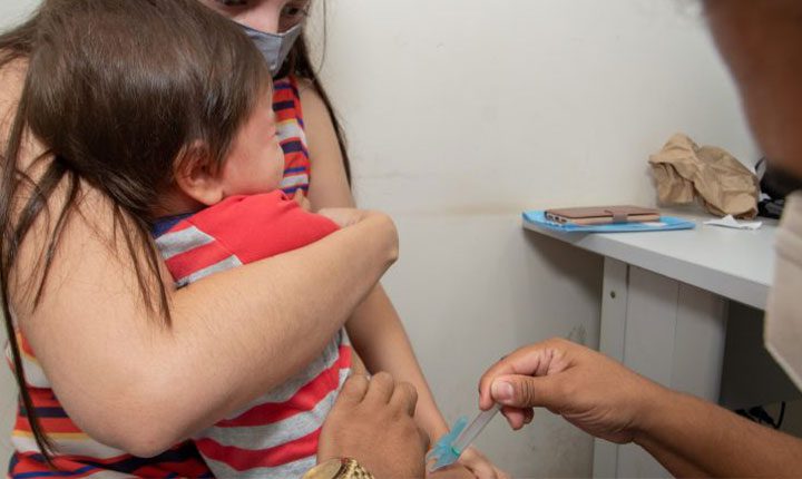 Disponível para todos os públicos prioritários, vacinação contra a Gripe acontece em mais de 70 locais
