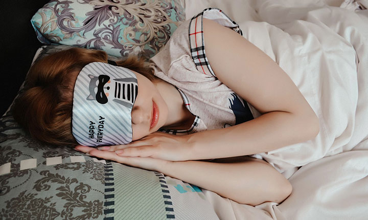 Os efeitos de máscaras de dormir para o sono e a memória