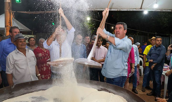 Na “Festa da Farinha”, governador garante parceria nas obras de infraestrutura e pavimentação em Anastácio