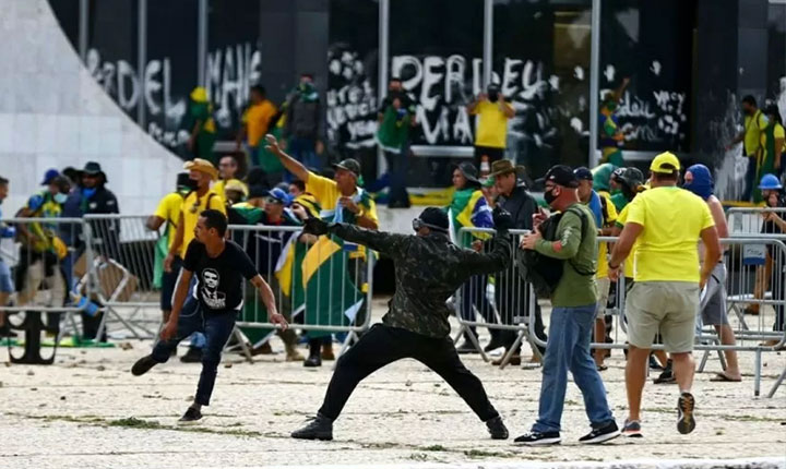 Bolsonaristas atacam general para esconder golpismo de Jair