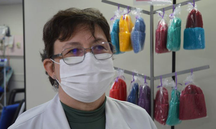 Médica do HRMS produz toucas de crochê para pacientes em quimioterapia