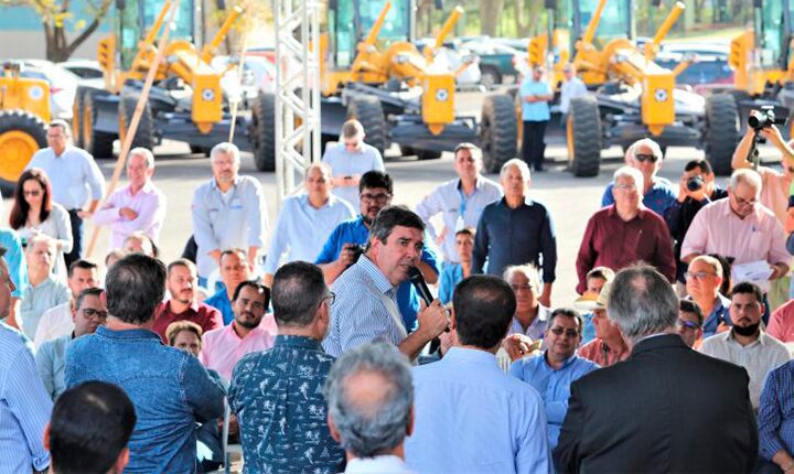 Riedel entrega maquinários a 19 cidades para recuperar estradas e ajudar homem do campo