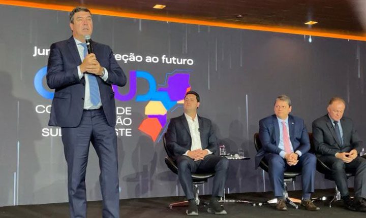 Em reunião com governadores, Eduardo Riedel defende que reforma seja para o País