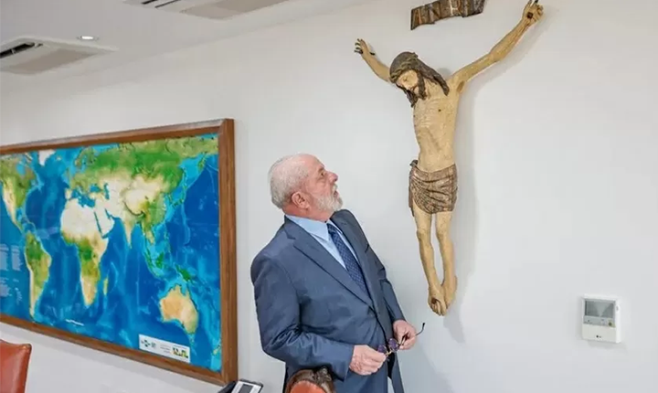Bolsonaristas usam fake de crucifixo de Lula para justificar roubo de joias por Bolsonaro