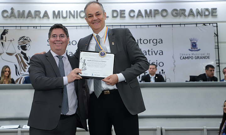 Vereador Professor André recebe a Medalha do Mérito Advocatício