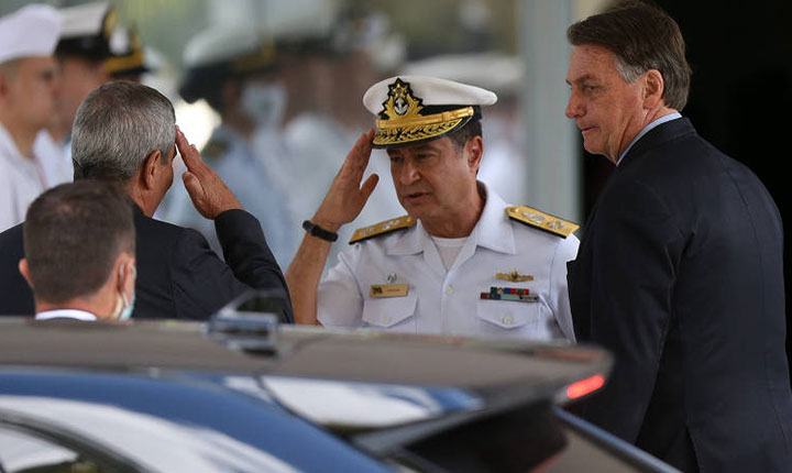 Bolsonaro propôs golpe às Forças Armadas; comandante da Marinha aderiu, diz Cid
