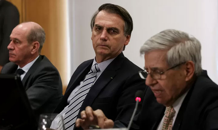 Em desespero, Bolsonaro e aliados vendem reunião golpista como bobagem