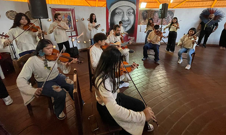 Prefeitura entrega novos instrumentos musicais à orquestras infantis indígenas