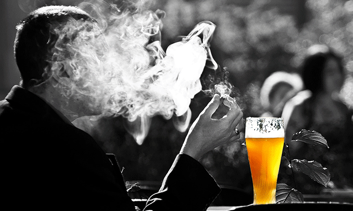 Beber dá vontade de fumar? Especialistas explicam se o álcool é gatilho para o cigarro