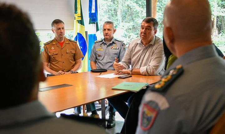 Para valorizar segurança pública, Riedel promove policiais e bombeiros militares