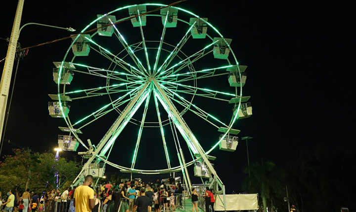 Roda-gigante é atração na Cidade do Natal