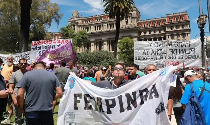 Milei quer atropelar a democracia argentina, mas pode acabar abalroado pelo Congresso