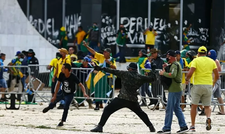 Políticos no ato pró-Bolsonaro vão apoiar golpismo
