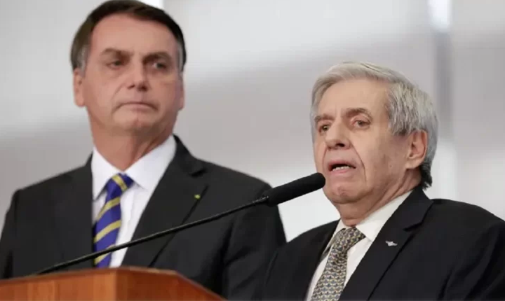 Bolsonaro tira o corpo fora e culpa General Heleno por planos golpistas