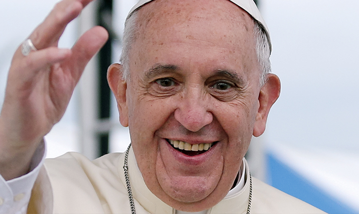 Alvo da extrema direita, Papa Francisco diz que cuidar de pobres não o torna comunista
