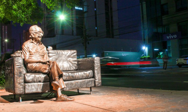 Valorização cultural: estátua de Manoel de Barros ganha revitalização e iluminação cênica
