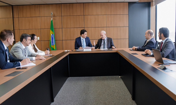 Aeroporto poderá funcionar em junho, diz Geraldo Resende após audiência com ministro