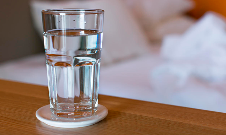 Beber água em jejum traz mais benefícios para a nossa saúde?