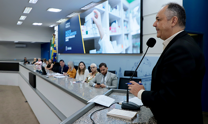 Prof. André Luis debate a falta de medicamento da rede pública da capital