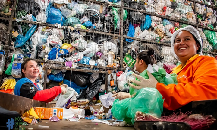 Plástico: Como corporações sabotam a reciclagem