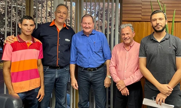 Professor André Luis se reúne com secretário de Obras para cobrar pavimentação nos bairros