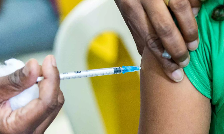 Vacina atualizada contra covid-19 está disponível nos postos de saúde