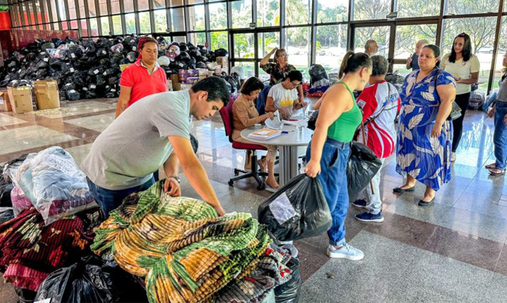 Com mais de 180 mil peças arrecadadas, campanha Seu Abraço Aquece inicia entrega de doações