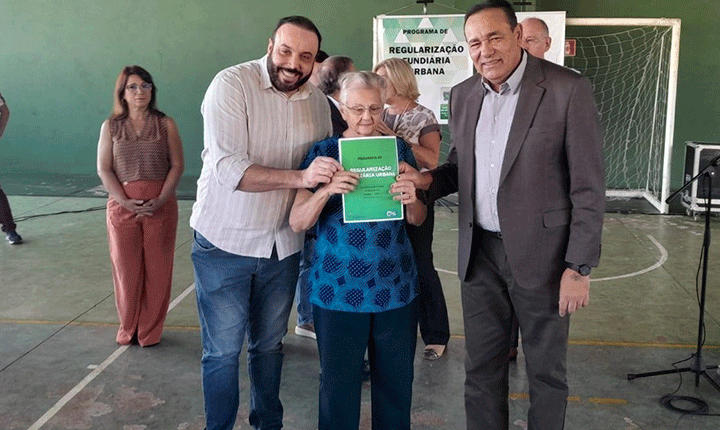 Vereador Carlão participa da entrega de 159 Títulos de Regularização Fundiária no Conjunto Estrela do Sul