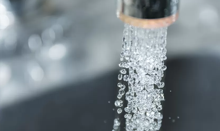 Água tratada perdida no país em 2022 abasteceria RS por 5 anos, diz estudo