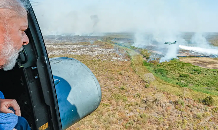 Lula e Riedel sobrevoam Pantanal: quase 1 milhão de hectares foi devastado no bioma