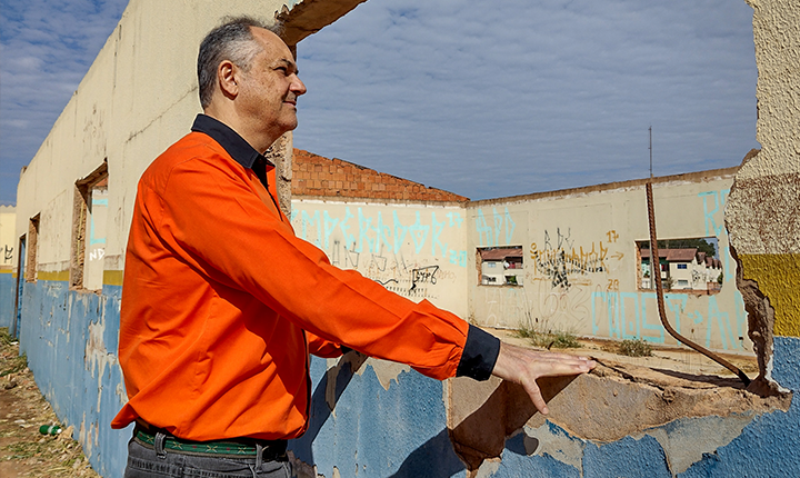 Construção de Emei está abandonada no bairro Serradinho