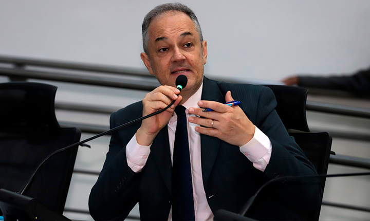 Prof. André Luis homenageia empresária por ativismo político e participação na Câmara Municipal