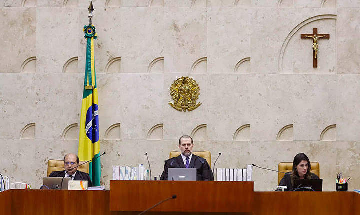 STF vota pelo retrocesso ao permitir crucifixos e santos em prédio público