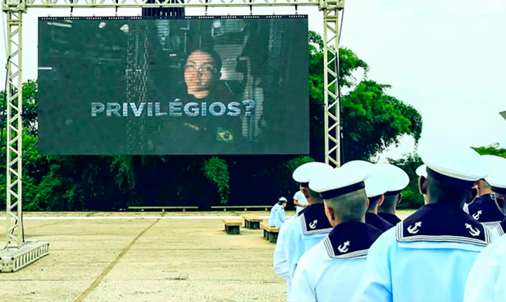 Marinha mostra que é boa de complô e péssima de marketing