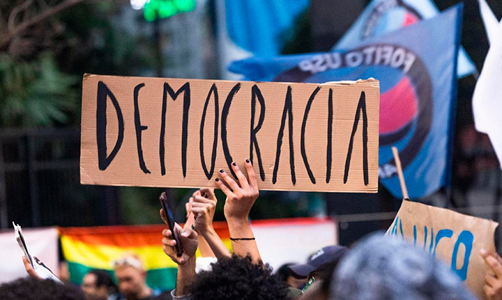 Apoio à democracia recua, mas permanece majoritário