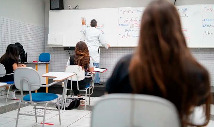 Governo Lula lança programa para incentivar carreira docente e fortalecer educação
