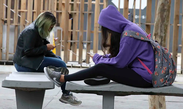 Nova lei dos celulares nas escolas é solução ou mais um desafio para a educação?