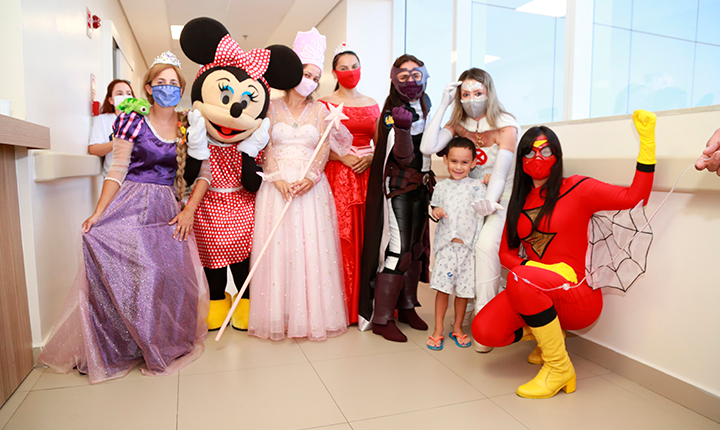 Super-heróis levam alegria às crianças em visita ao Hospital Cassems de Campo Grande