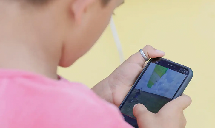 Ano letivo começa com proibição de celulares nas escolas da educação básica